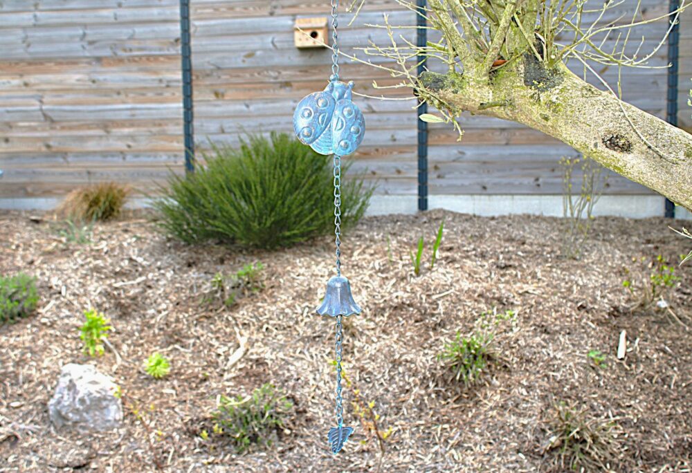 Décoration de jardin suspendue en métal en forme de coccinelle bleue avec clochette