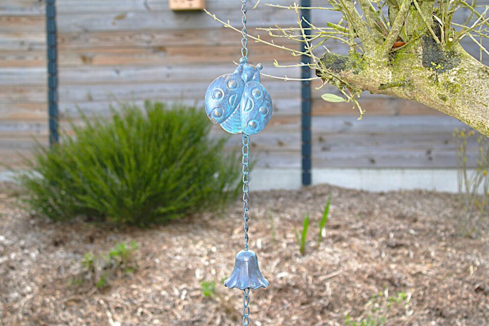 Décoration de jardin suspendue en métal en forme de coccinelle bleue avec clochette