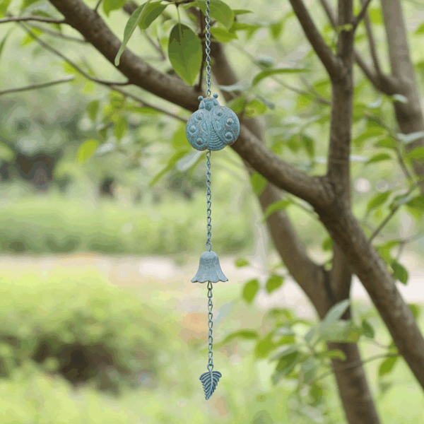 Décoration de jardin suspendue en métal en forme de coccinelle bleue avec clochette