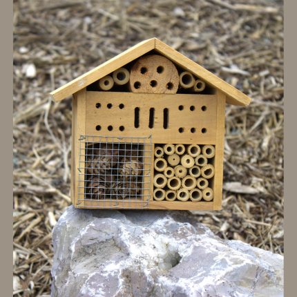 Hôtel pour insectes en bois avec différentes possibilités de nidification et un design naturel.