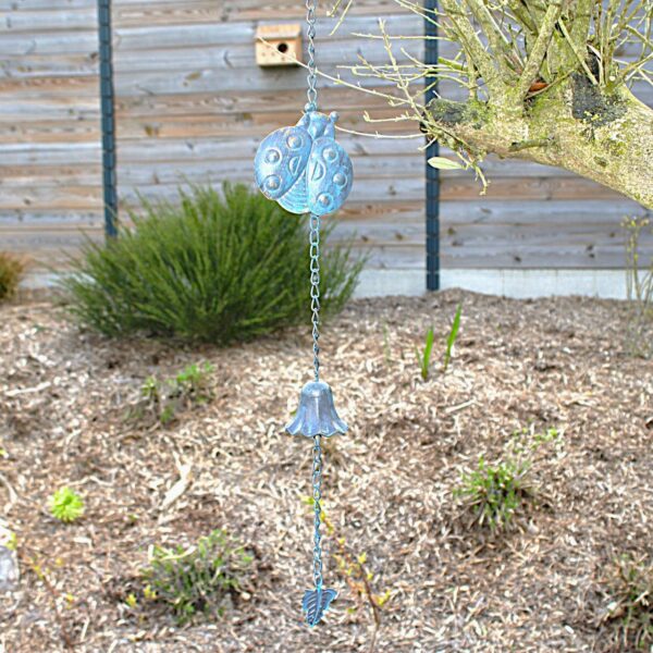 Décoration de jardin suspendue en métal en forme de coccinelle bleue avec clochette
