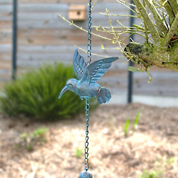 Décoration de jardin suspendue représentant un oiseau avec une clochette accrochée à un arbre