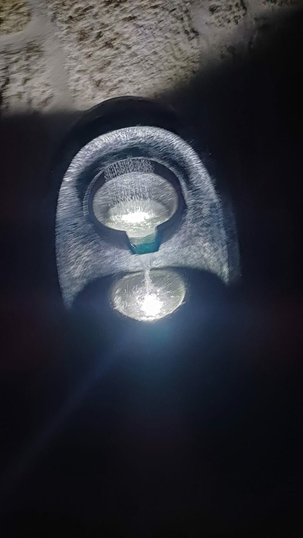 Fontaine de jardin moderne en polyrésine avec éclairage LED dans les deux bassins – cascade à 2 niveaux, alimentée par électricité, décorative