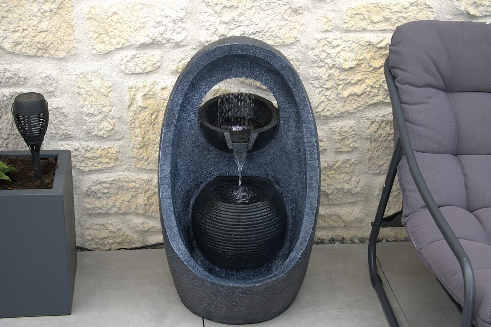 Fontaine de jardin moderne en polyrésine avec éclairage LED dans les deux bassins – cascade à 2 niveaux, alimentée par électricité, décorative